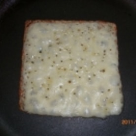 フライパンで焼くだけ パリッとチーズせんべい レシピ 作り方 By 米沢米 楽天レシピ